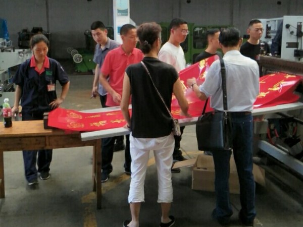 對(duì)聯(lián)燙金機(jī)試機(jī)客戶連連稱(chēng)贊！